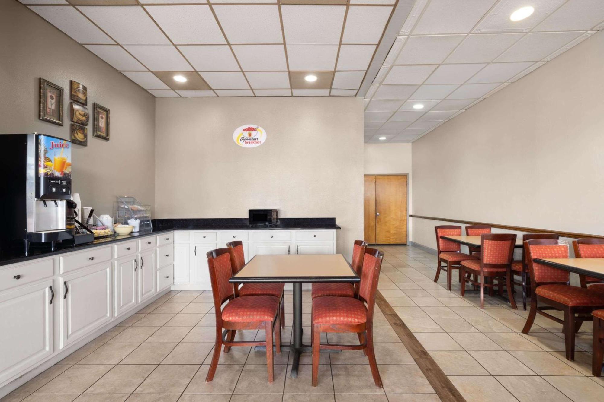 朗维北温德姆速8酒店 朗维尤 外观 照片