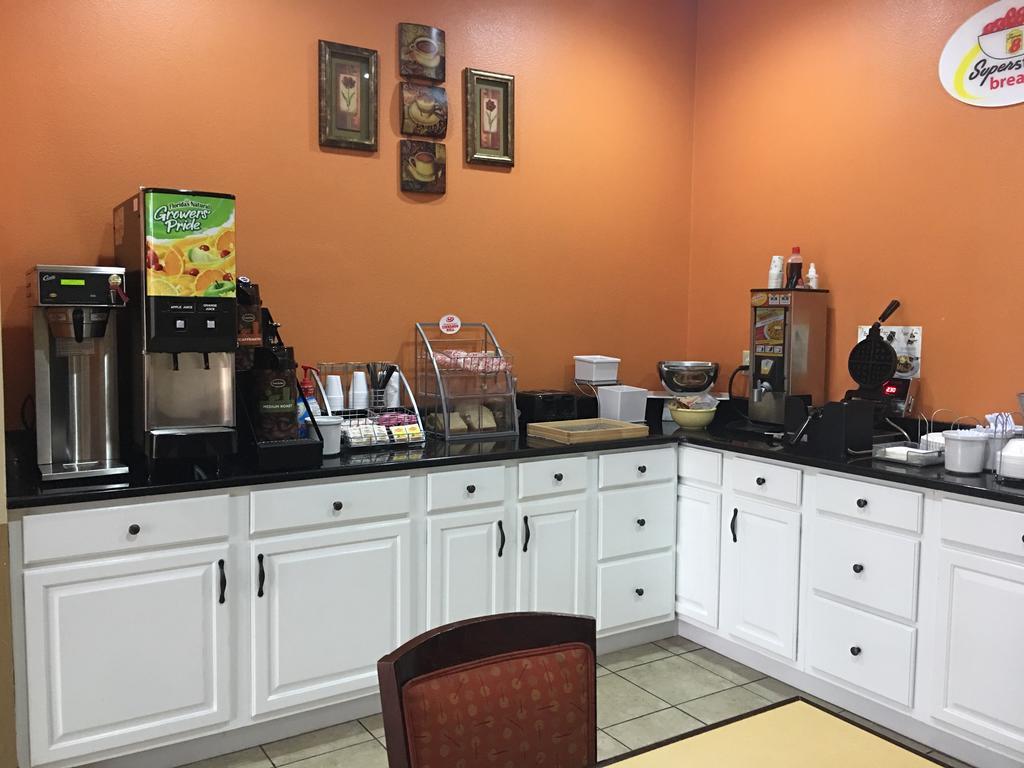 朗维北温德姆速8酒店 朗维尤 外观 照片